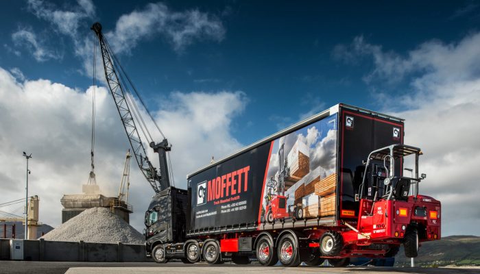 Meeneemheftruck achter vrachtwagen